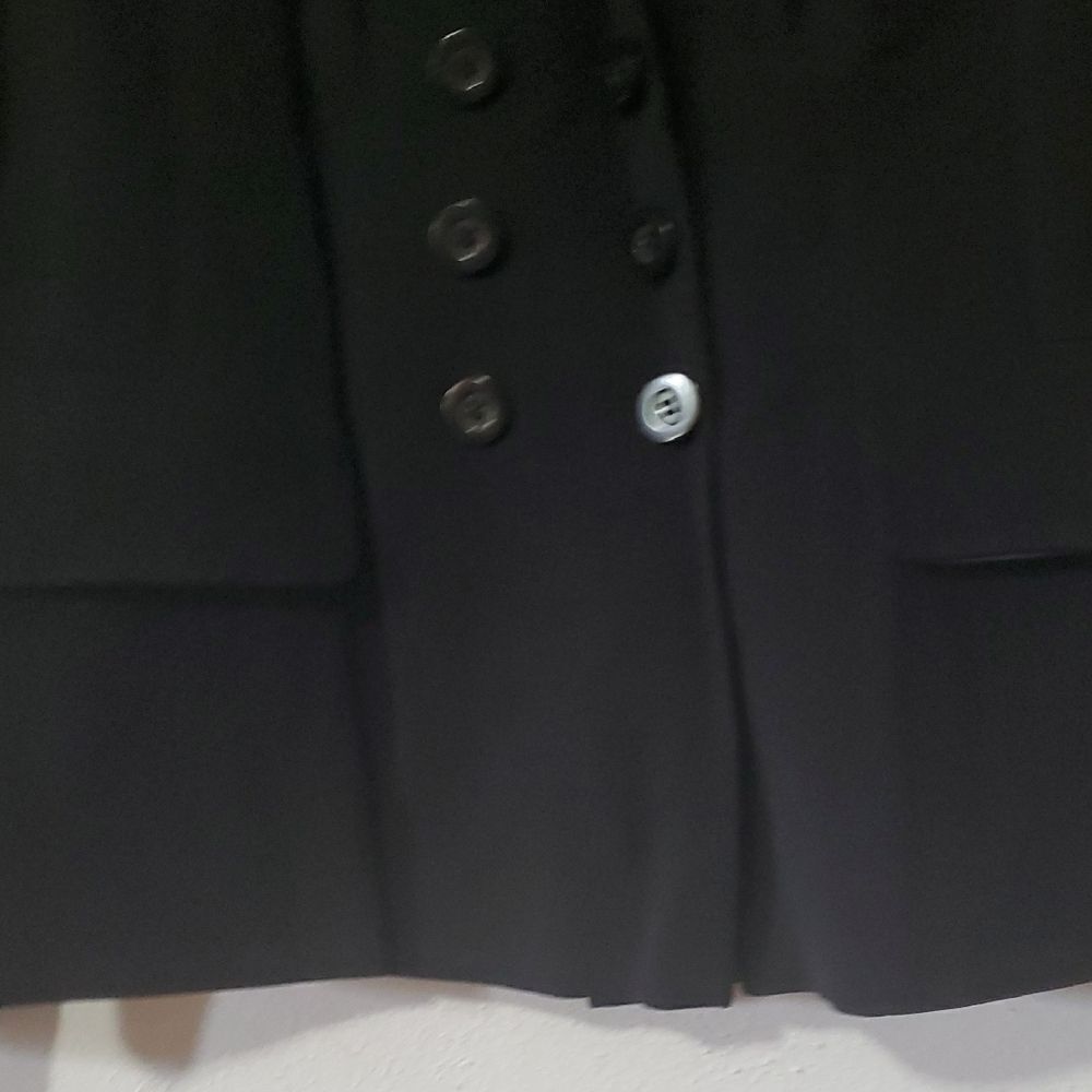 Classic Black Suit Jacket with Structured Silhouette - Picture 5 of 6